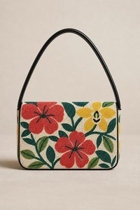 Bolso de mano estilo boutique de lujo, diseño cómodo para llevar al hombro, acabado con cuentas hechas a mano, base blanca suave con detalles en color. - Product Image 3