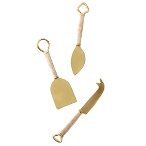 Juego de cuchillos de lujo para queso, aptos para lavavajillas, con acabado dorado, de acero inoxidable, para charcutería, con mangos de ratán. - Product Image 1