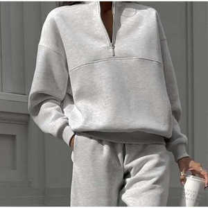 Ensemble décontracté deux pièces pour femme : sweat à capuche en polaire écologique à demi-zip et pantalon de jogging, tenue d'automne confortable et assortie - Product Image 3