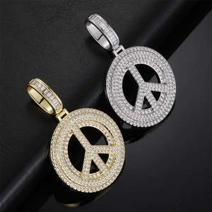 Colgante de Lujo con Cruz de Moissanita de Corte Esmeralda en Plata 925, Chapado en Oro, Estilo HipHop, Totalmente Cubierto de Circonitas, Venta al Por Mayor - Product Image 1