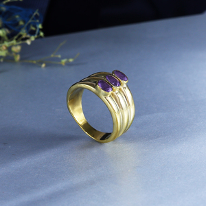 Anillo Vintage de Amatista con Triple Banda |   Anillo llamativo de latón chapado en oro de 18 quilates - Product Image 3
