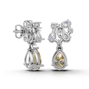 Boucles d'oreilles pendantes de luxe en or 18 carats avec diamant jaune taille poire et grappe florale de diamants blancs - Product Image 3