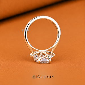 Anillo de Compromiso con Diamante de Corte Esmeralda de Tres Piedras, Diamante Lateral en Forma de Trapezoide, Anillo de Boda con Diamante Certificado por IGI, Anillo de Propuesta - Product Image 4