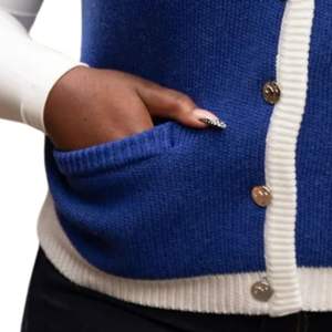 Chaleco Azul de Punto con Bordado de Letras Griegas de Zeta Phi Beta para Mujer, Estilo Casual y Preppy con Botones - Product Image 4