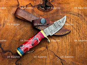 Cuchillo de caza hecho a mano de acero de Damasco con hoja de punta clip, mango de resina, bolster de latón y funda de cuero. - Product Image 6