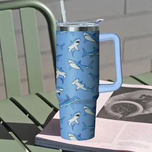 Tumbler Isolato in Acciaio Inox da 30 oz con Manico e Cannuccia, Design Squalo, Tazza da Viaggio per Caffè e Bottiglia d'Acqua per Regali - Product Image 2