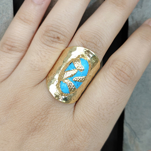 Bague de style luxueux en pierre ovale bleu turquoise, en laiton massif plaqué or 18 carats, texture martelée, large bande, bijoux faits à la main, bague bohème - Product Image 3