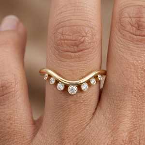 Anillo minimalista de banda ondulada con diamantes de corte redondo cultivados en laboratorio con oro amarillo de 14 quilates, joyería fina, regalo de compromiso y boda para enamorados. - Product Image 2