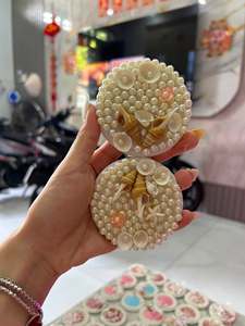 Miroir compact unique en forme de coquillage du Vietnam avec détails en coquillage pour les retouches de maquillage, accessoires de voyage, boutiques de cadeaux et vente au détail - Product Image 3
