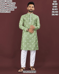 Kurta en soie verte pour homme VARDHMAN avec pyjama en coton brodé, tenue traditionnelle indienne, coupe classique - Product Image 1