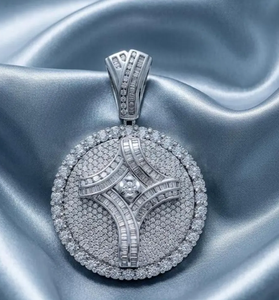 Collier pendentif Hip Hop rond avec médaillon, design pavé de cristaux étincelants, chaîne argentée - Product Image 4