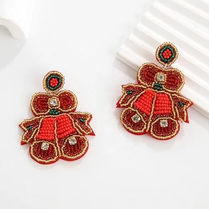 Pendientes de árbol de Navidad con cuentas, también llamados pendientes de bordado con cuentas de semillas, con diseño de mariposa tricolor y perlas finas. - Product Image 6