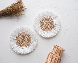 Los posavasos de macramé y ratán se pueden usar como centros de mesa para velas, flores o artículos decorativos en mesas de comedor o mesas de café. - Product Image 6