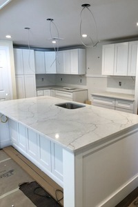 Dalles de quartz Calacatta Extreme – Pierre technique haut de gamme aspect marbre pour comptoirs et revêtements de sol - Product Image 1
