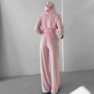 Ensembles de survêtements d'hiver personnalisés pour femmes, coupe courte, avec broderie vintage et boutons, en molleton de coton, pour le sport, élégants, en gros du Pakistan - Product Image 2