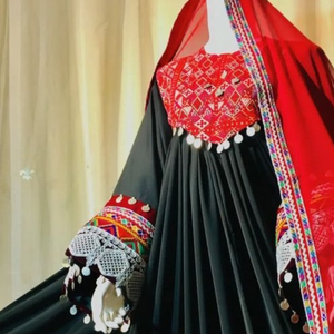 Nouvelle robe ethnique tribale balochie faite à la main pour femme, robe afghane Kuchi en soie brodée avec des pompons, manches longues, robe pour femme - Product Image 4