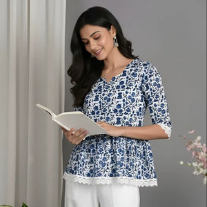 Haut en coton imprimé fantaisie pour femme avec bordure en dentelle, longueur normale, manches trois quarts, entièrement cousu, élégant et décontracté - Product Image 1