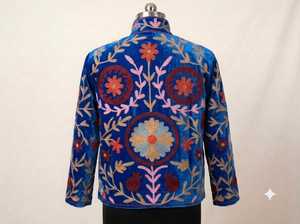เสื้อแจ็คเก็ตฤดูหนาวปักลายซูซานีสีน้ำเงินพรีเมียมสำหรับผู้หญิง งานแฮนด์เมด แรงบันดาลใจจากอุซเบกิสถาน ลายปักดอกไม้ ผ้ากำมะหยี่ เป็นมิตรกับสิ่งแวดล้อม สไตล์โบฮีเมียน - Product Image 4