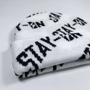 Casquette d'hiver unisexe personnalisée en acrylique de haute qualité, blanche et colorée, avec impression personnalisée et design jacquard, en tricot acrylique. - Product Image 4