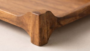 Bandeja Rectangular de Madera de Mango con Acabado Natural, Plato Decorativo de Madera con Postes en las Esquinas y Ranuras para Colgar - Product Image 2