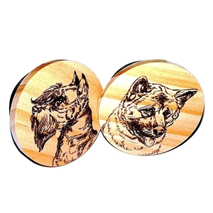 Soporte de Madera Personalizado para Teléfono – Diseño Artesanal de Perro y Gato, Base y Agarre para Smartphone para Escritorio - Product Image 1