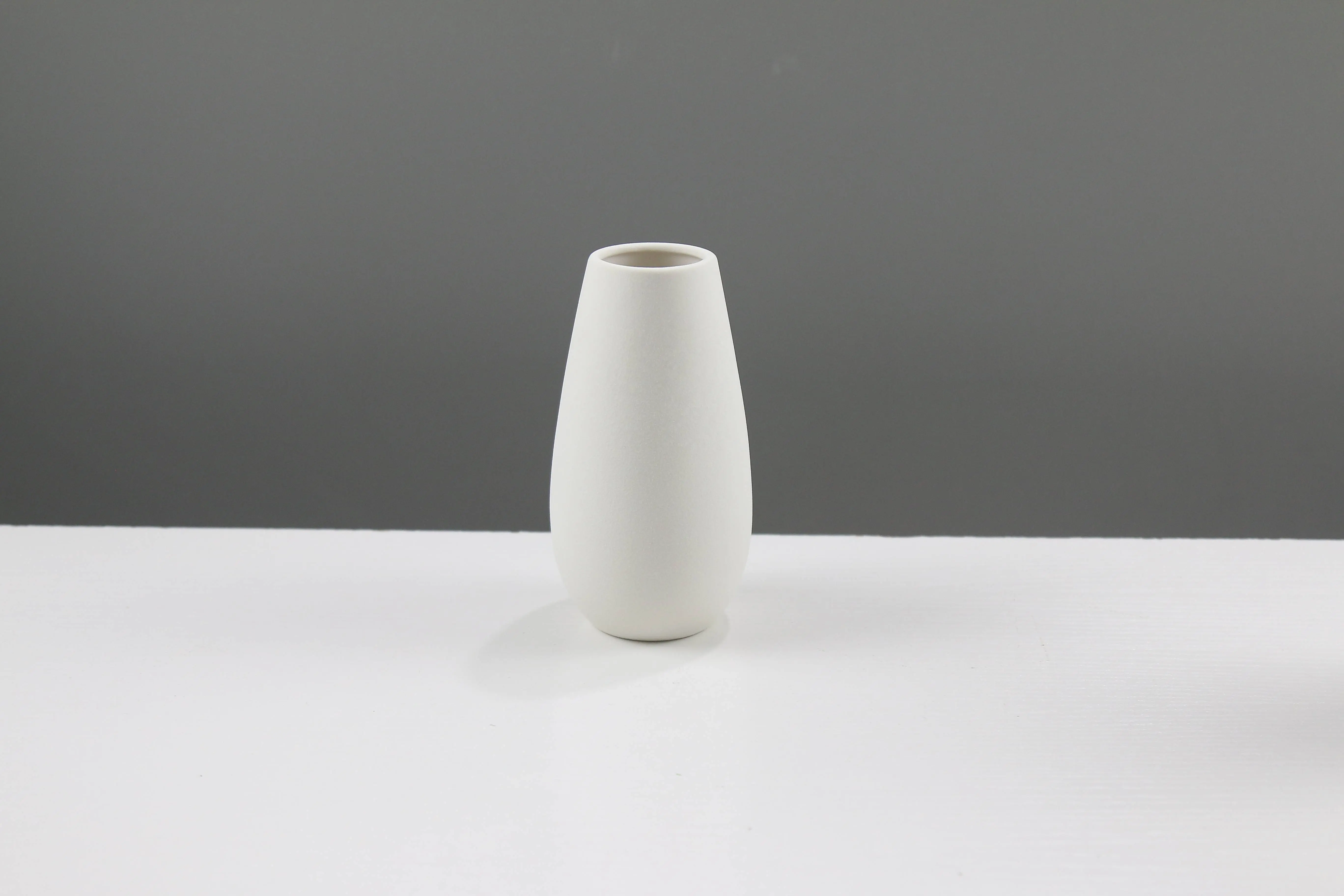 Vaso de mesa popular de porcelana branca fosca para uso diário e decoração de casa, design moderno