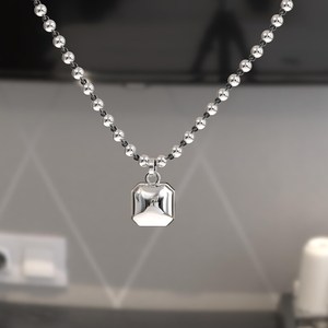 Pendentif en moissanite Asscher de 3,0 ct, serti à la collette, avec dos boutonné, style géorgien, en or noir et chaîne à billes à maillons noirs - Product Image 5