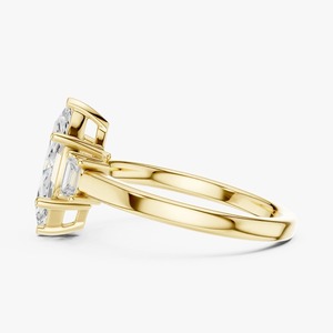 Anillo de compromiso de oro amarillo de 9K al por mayor con diamante de laboratorio de corte marquesa de 1.50 quilates y tres piedras con piedras laterales de baguette - Product Image 2