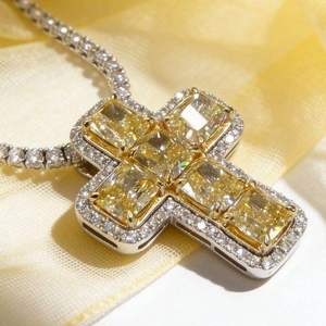 จี้รูปกางเขนมอยซาไนต์สีเหลืองแบบฝังเพชรสำหรับผู้หญิงผู้ชาย เครื่องประดับสำหรับงานปาร์ตี้ - Product Image 1
