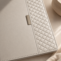 Carnet en cuir vegan beige LABON avec surpiqûres latérales, pages vierges professionnelles et onglet décoratif en cuir