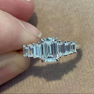 Anillo de moissanita con corte esmeralda y siete piedras únicas para mujer, plata 925 original con baño de oro, ideal como regalo de promesa nupcial. - Product Image 1