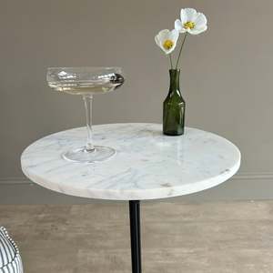 Mesa de Martini Moderna con Tapa de Mármol, Ecológica, Soporte para Cócteles, Base de Trípode de Hierro Forjado, Decoración para Sala de Estar - Product Image 1