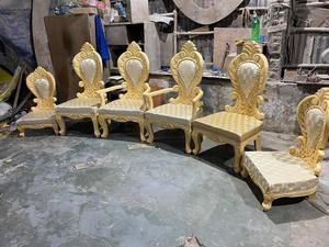 Tabouret de luxe à assise basse pour chaises Mandap – Achat personnalisé pour la cérémonie royale Haldi/Mehndi, configuration de scène extérieure pour événements à Londres - Product Image 4