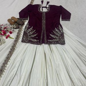 Ensemble Lehenga Choli en soie naturelle avec broderie à la main de perles, sequins et zari, haut à manches longues et dupatta en georgette - Product Image 1