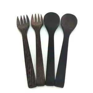 Ensemble de service à salade en bois naturel avec poignées enveloppées et petite cuillère de dégustation, couverts en bois - Product Image 4