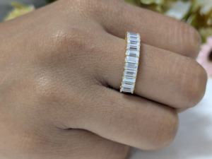 Bague de Fiançailles et de Mariage Chrétienne Demi-Éternité Lurba Jewels en Moissanite Taille Émeraude 1,45 Carat, Sertie Pavé Tendance, Or Jaune Massif 14K - Product Image 4