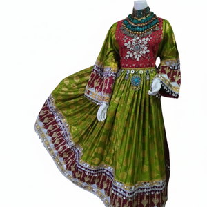 ชุดราตรีผ้าไหมสีเขียวมะกอกสุดหรู โดดเด่นด้วยเสื้อท่อนบนสีแดงเลือดหมูที่ตัดกับงานปักกระจกสีขาวอย่างประณีต - Product Image 1