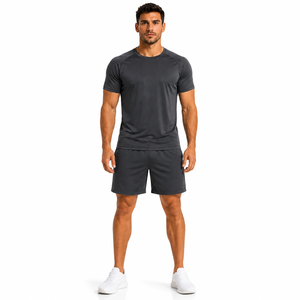 Ensemble de t-shirts sportifs à manches courtes gris foncé pour hommes, séchage rapide, en polyester tricoté, vêtements de sport d'été, shorts et baskets blanches inclus - Product Image 1