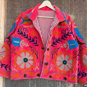 Veste courte vintage Suzani |   Cadeau pour invité de mariage bohème et cadeau de vacances - Product Image 2