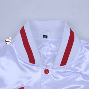เสื้อแจ็คเก็ตวาร์ซิตี้สีขาวสำหรับผู้ชาย ปักลายตัวอักษร แขนเสื้อสีแดง สไตล์ลำลอง ระบายอากาศได้ดี ทันสมัย ปกเสื้อพับได้ ผลิตจากวัสดุโพลีเอสเตอร์ - Product Image 5