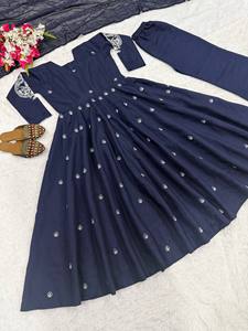 Ensemble de robes élégantes en coton style Anarkali 3 pièces pour femmes, robe maxi faite à la main avec imprimé bloc, tenue indienne bohème, imprimé feuilles roses pour mariées - Product Image 3