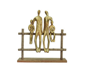 Sculpture artisanale en aluminium doré représentant une famille de quatre personnes, figurine abstraite parent-enfant sur socle en bois, décoration d'art moderne pour la maison - Product Image 2