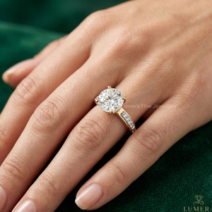 Anillo de Moissanita de Corte Redondo con Diamantes de Acento en Oro de 9KT, 10KT, 14KT y 18KT - Product Image 6