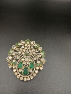 Conjunto de Joyería Amaira Jewels SM-30 Chapado en Oro con Flores, Cristales Verdes en Forma de Pera y Pedrería, Estilo Clásico para Bodas, Color Blanco Polki - Product Image 2