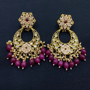 Pendientes Kundan de Latón Chapado en Oro de 22K con Perlas Naturales y Rubíes Polki, Joyería Tradicional India para Novias - Product Image 4