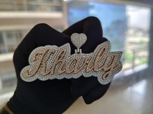 Colgante de Plata de Ley de Lujo Personalizado con Nombre en Dos Tonos, Letra Inicial de Moissanita Brillante, Totalmente Adornado con Letras y Corazón - Product Image 3