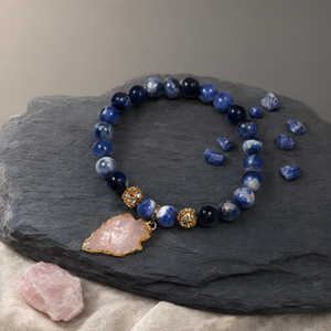 Bracelet en Sodalite avec pointe de flèche en Quartz Rose - Accessoire de mode en cristal - Product Image 3