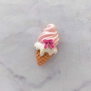 Adorable crème glacée à la fraise à l'échelle 1:12 avec nœud – Accessoires miniatures pour maison de poupée pour travaux manuels, designs variés, à partir de 14 ans - Product Image 1