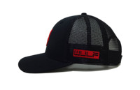 Gorra Trucker Estructurada de 6 Paneles con Bordado Rojo Premium en la Parte Delantera, Malla Trasera, Correa Ajustable y Visera Curva, Estilo Casual de Béisbol