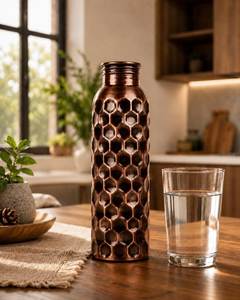 Vase à eau artisanal en cuivre pur avec surface en nid d'abeille gaufrée et couvercle métallique pour la maison et le bureau - Product Image 1
